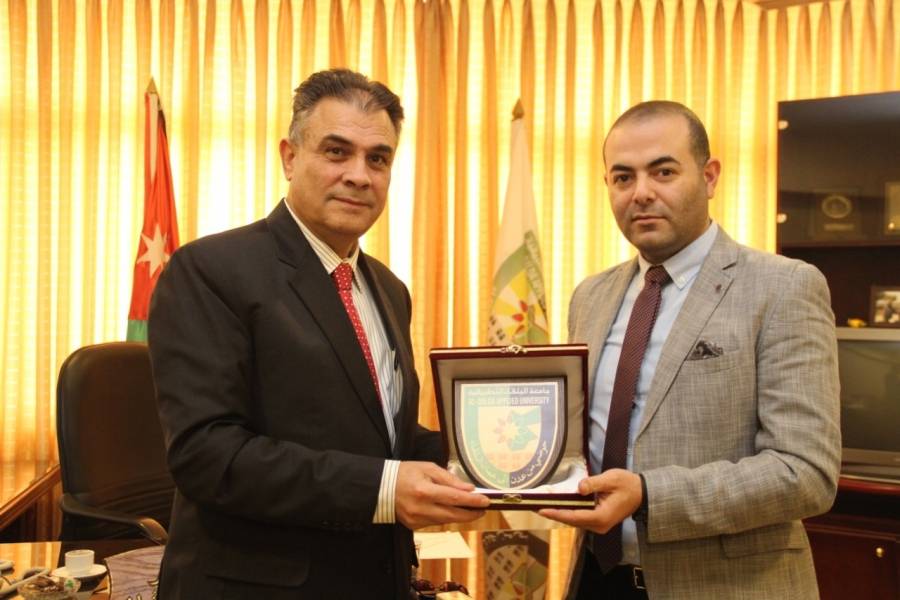 خلال رعايته لفعاليات اليوم الوظيفي في كلية الهندسة التكنولوجية