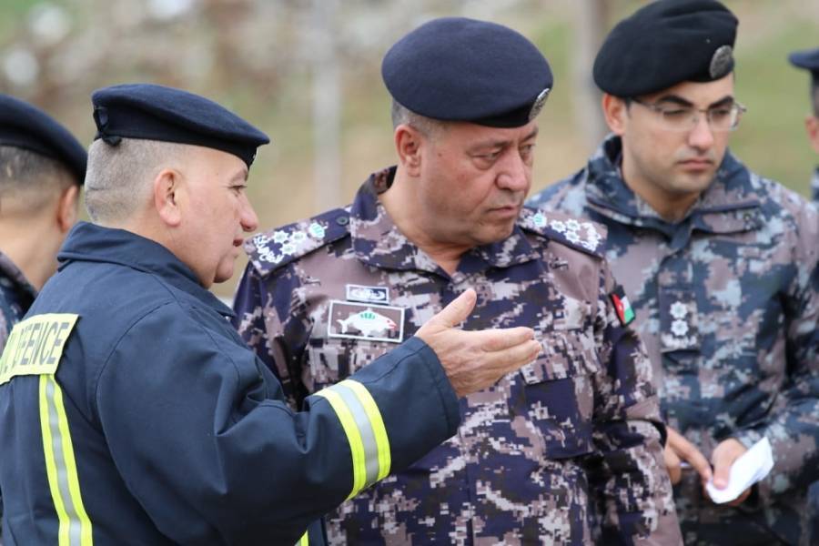 الدفاع المدني  استمرار البحث  عن الشاب المفقود في سيل وادي القمر... فيديو وصور