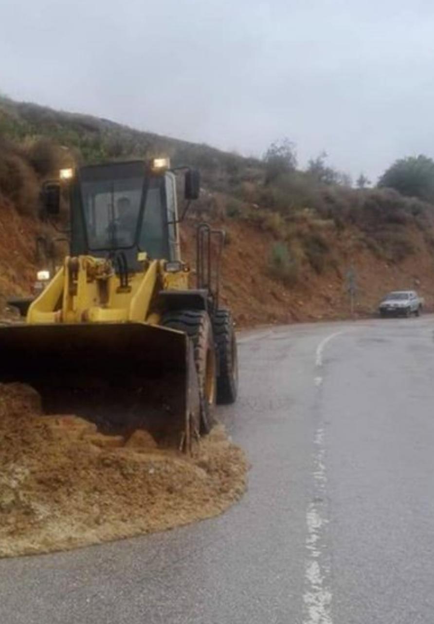 إزالة انهيارات صخور وأتربة على طريق برما في جرش... صور