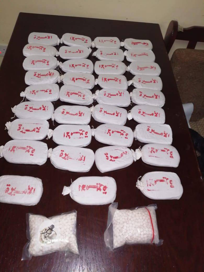 احدى دوريات النجدة في محافظة الزرقاء تضبط ٣٥ كفاً من مادة الحشيش المخدرة و٤٠٠٠ حبة مخدرة