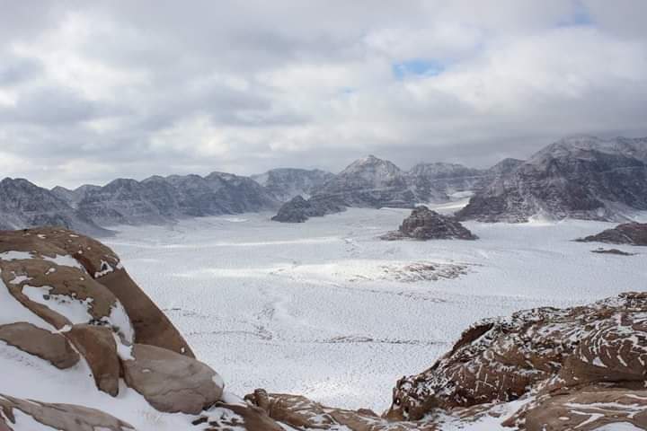 بالصور... وادي رم اليوم في الثلج