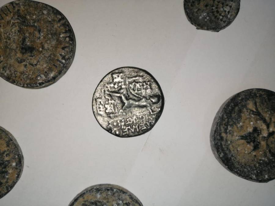 الامن الوقائي يعتقل شخصين في الزرقاء وبحوزتهما قطع اثرية