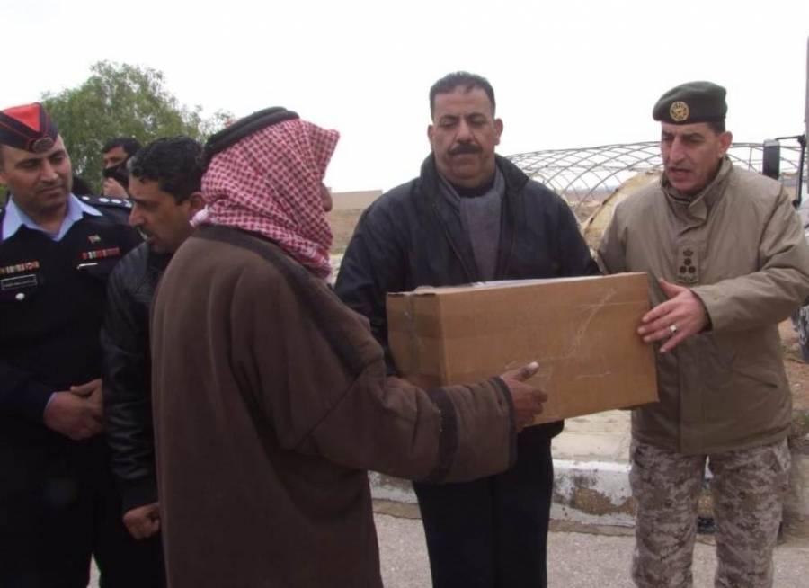 قيادة المنطقة العسكرية الشرقية توزع مساعدات عينية