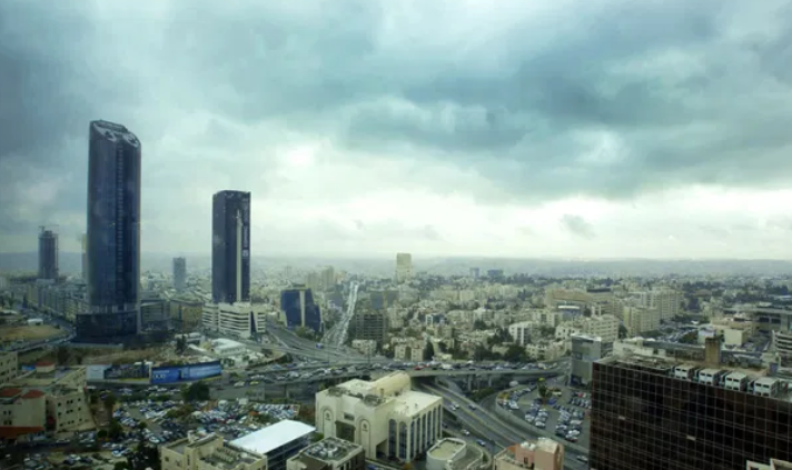 طقس بارد وغائم وفرصة لزخات أمطار