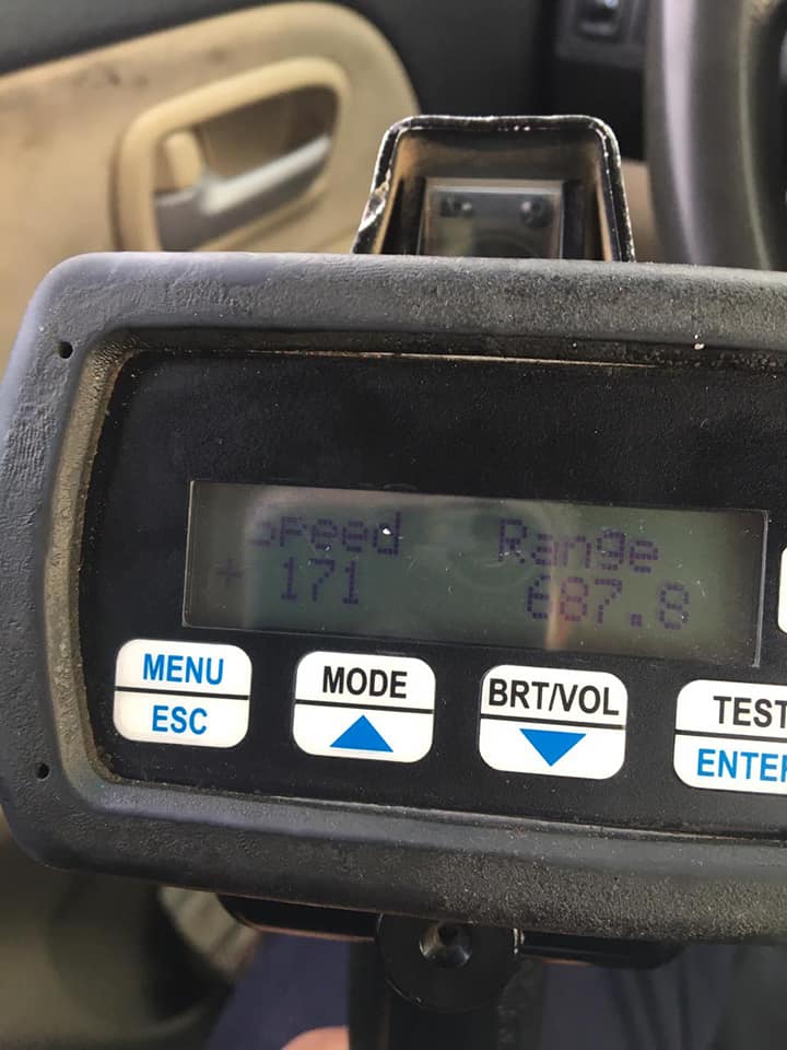 الأمن يضبط سائقين يسيران بسرعة جنونية على طريقي الأزرق والرويشد