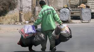 عامل وطن يسلم محفظة نقود تحوي مبلغا كبيرا لصاحبها