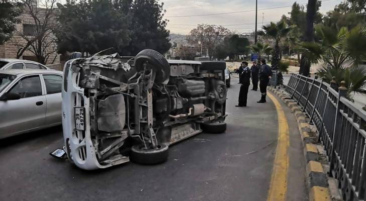 هام للسائقين على طريق وادي الرمم .. وانقلاب باص صغير بعد اشاره المهاجرين