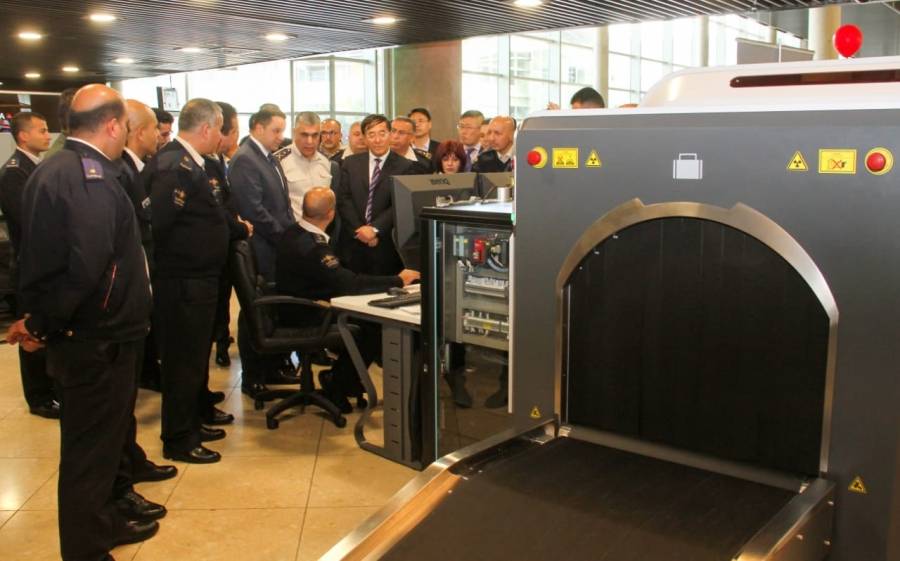 الجمارك تستلم أجهزة فحص بالأشعة من الحكومة الصينية