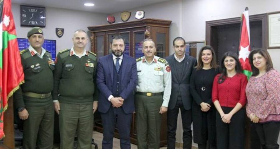 أمنية تُسلّم القوات المسلحة الدفعة الثالثة من تبرعها لصندوق أسر الشهداء