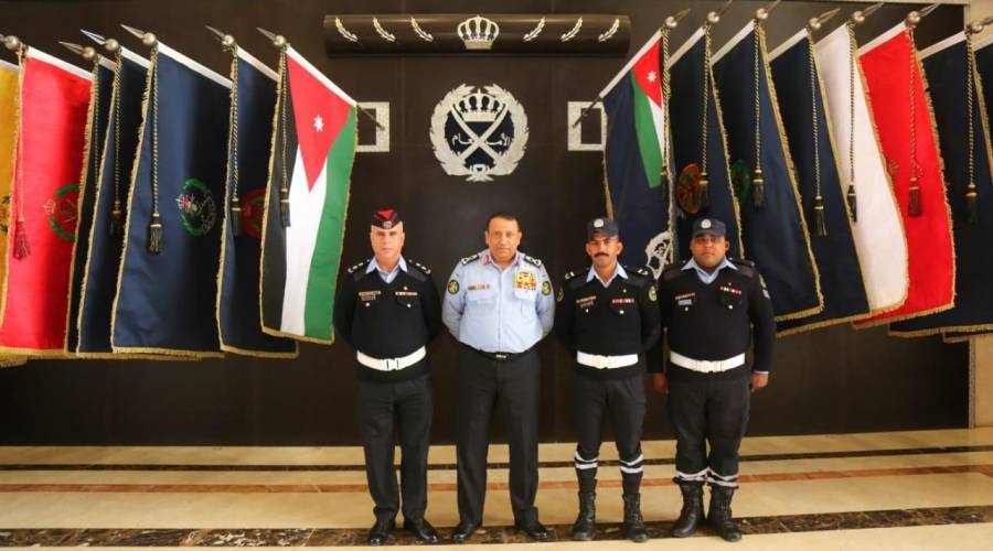 مدير الامن العام يكرم ثلاثة من مرتبات ادارة السير