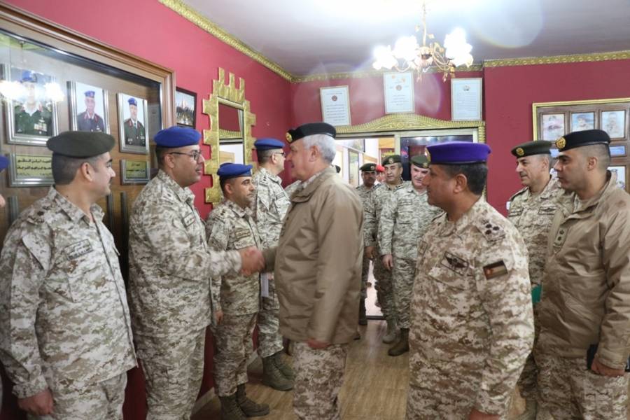 رئيس هيئة الأركان المشتركة يشيد بالمعنويات العالية للدفاع الجوي