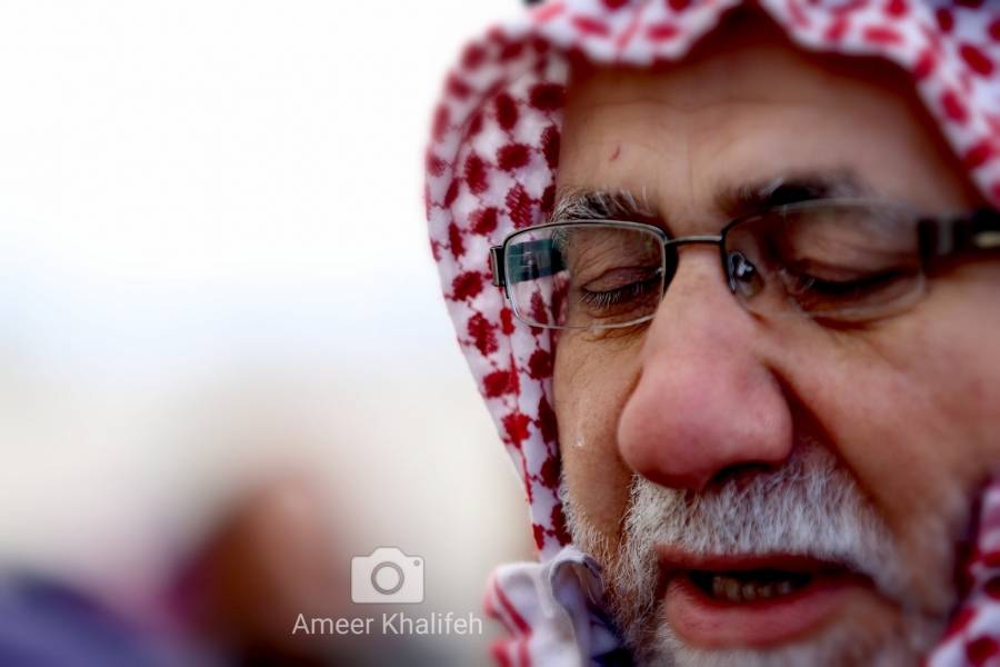 عاجل : بالفيديو .. المئات يؤدّون صلاة الغائب على روح الشاب حمزة الخطيب وعمّه يذرف الدموع