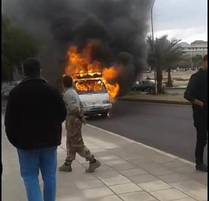 بالفيديو والصور ...حريق مركبة وسط مدينة العقبة