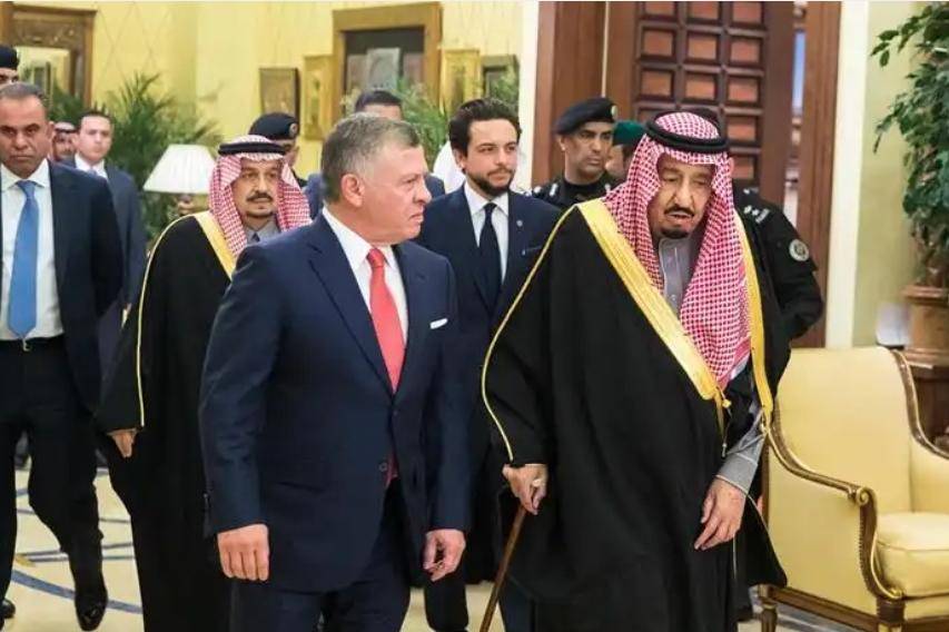 الملك يعزي العاهل السعودي بوفاة الامير بندر آل سعود