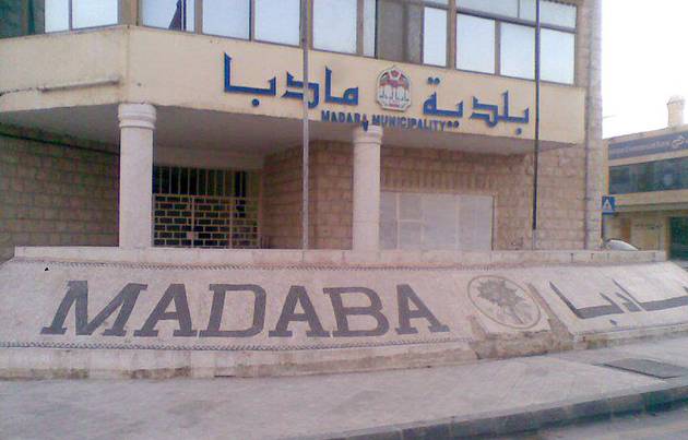 بلدية مادبا تعلق على ظهور عيوب في الشوارع بعد تعبيدها