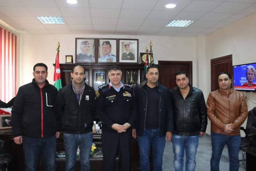 العقيد الربابعة يكرم رئيس قسم بحث جنائي مادبا