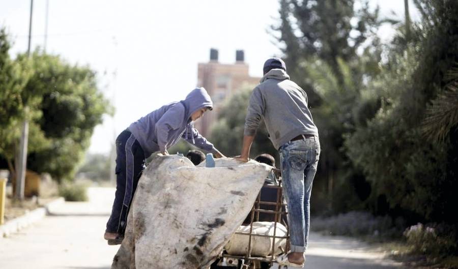 يجمع البلاستيك من القمامة لتوفير الخبز لأبنائه وعلاج والدته