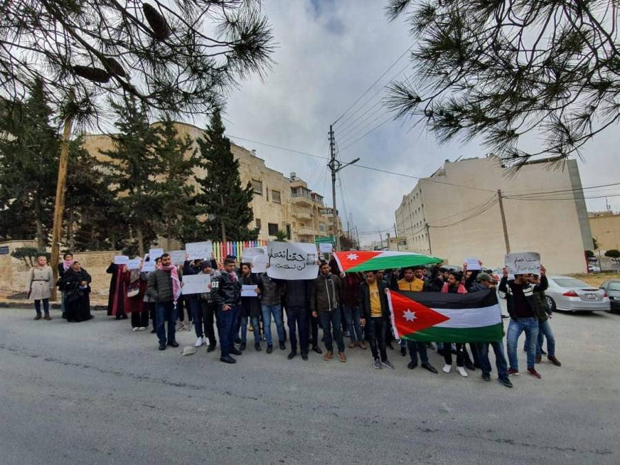 اعتصام أمام التعليم العالي احتجاجا على المنح والقروض