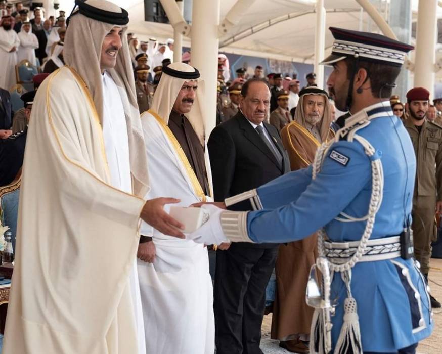 شاهد بالفيديو هدية للأمير تميم ال ثاني تعود للعام 1999 أثناء تخريجه من ميادين القوات الخاصة الاردنية.