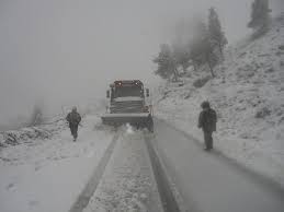 أشغال الطفيلة تساعد سياحاً حاصرتهم الثلوج في القادسية