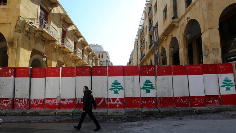 وسائل إعلام لبنانية: تدافع بين الجيش اللبناني والمحتجين في محيط البرلمان بوسط بيروت