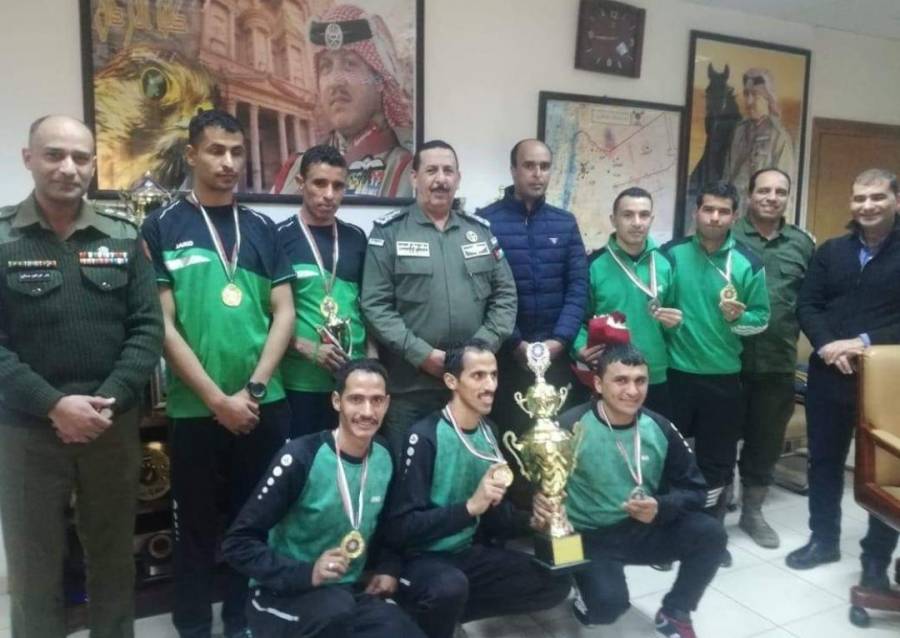 العميد السحيم يكرم  فريق شرطة البادية الملكية للضاحية... صور