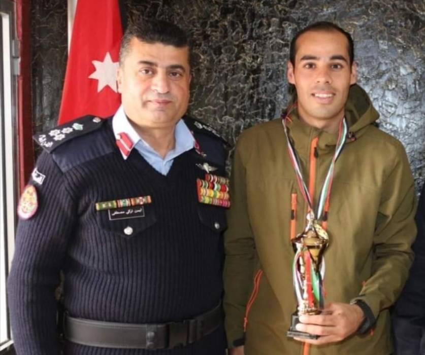 العميد العوايشه يكرم الملازم ابراهيم سمارة