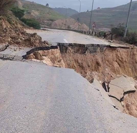 انهيار مدخل جرش الجنوبي بعد انزلاق الكتل الترابية والصخرية... صور