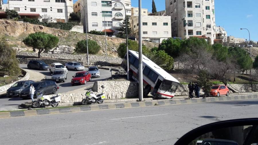 حادث تدهور باص مادبا قرب مجمع الشمال... فيديو وصور