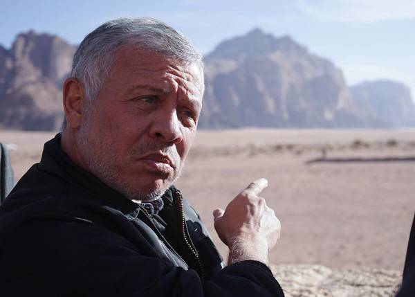 بالفيديو ...  عبدالله الثاني  عندما يغادر قصره ليحنوا على شيخ أضعفه الزمن ، أو على رأس طفل أوهنه المرض