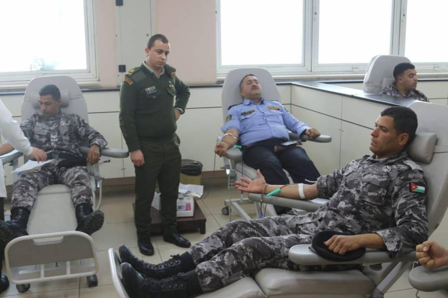 تنفيذاً لتوجيهات جلالة القائد الأعلى مدير الأمن العام يوعز لنشامى الامن العام بتأمين وحدات الدم المطلوبة لاجراء العملية لاحد المواطنين المحتاج لها .