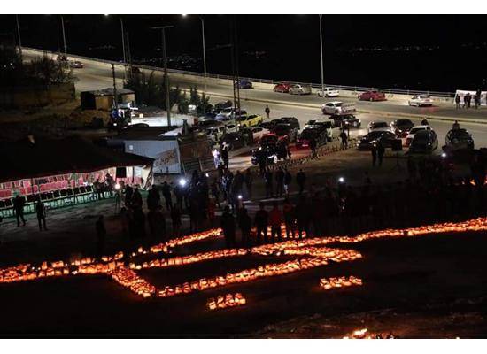 اضاءة ٣٠ الف شمعة بالسلط نصرة للملك و القدس