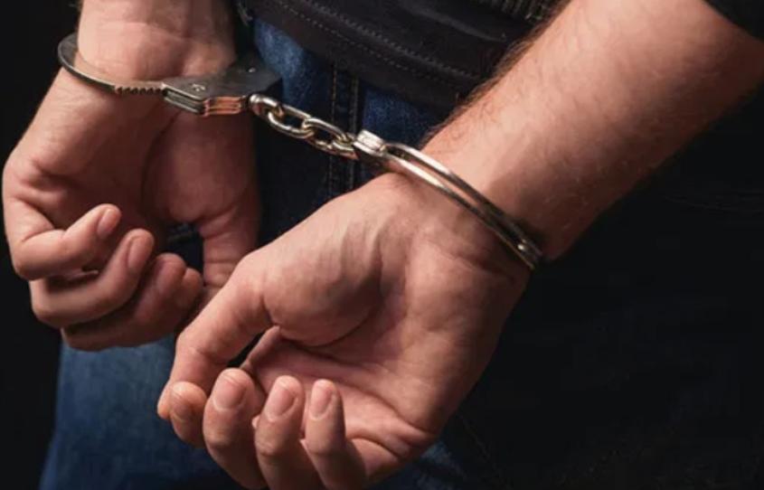 الأمن : القبض على شاب ارتدى علم الاحتلال الإسرائيلي