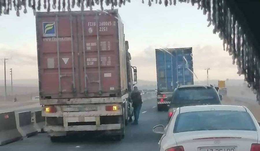 الرياح القوية على الصحراوي تحرك الحمولة على الشاحنات... صور