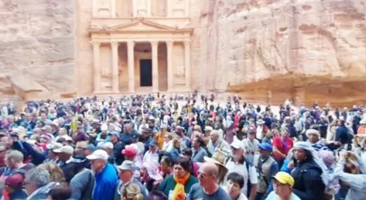 كثافة بالسياح في البترا...وبنايات سكنية تتحول إلى فنادق غير مرخصة