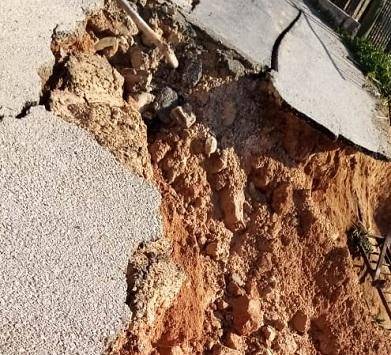 بسبب التأخر بانشاء جدار استنادي  انهيار شارع في طبربور  فيديو وصور