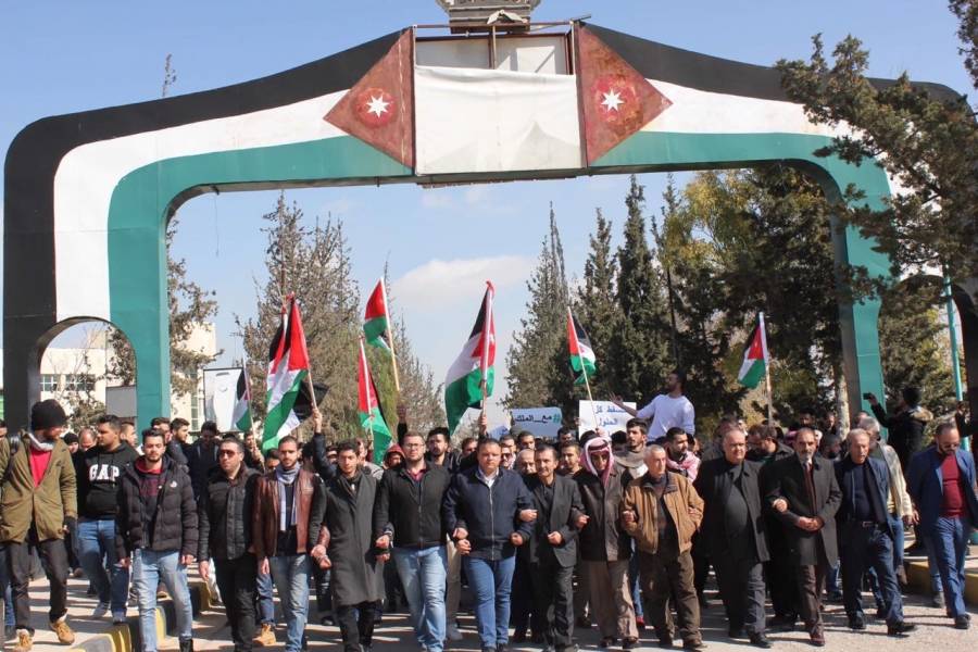 *مسيرة تأييد وولاء لمواقف جلالة الملك الرافضة لصفقة القرن في كلية الهندسة التكنولوجية*