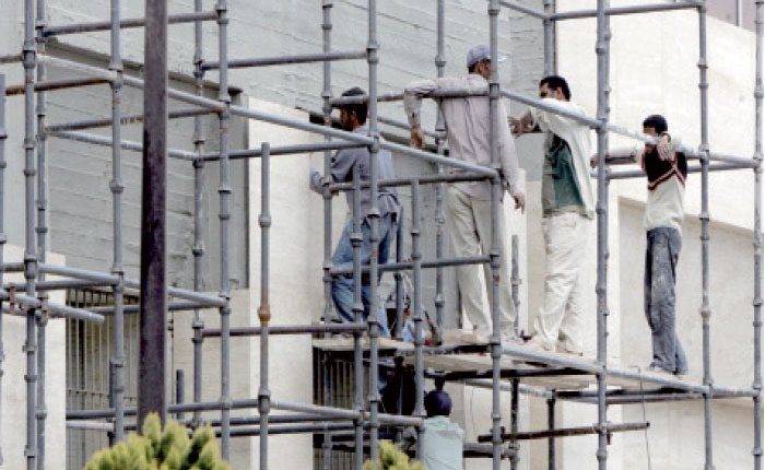 العمل تمهل القطاع الخاص للالتزام بنسب تشغيل الوافدين