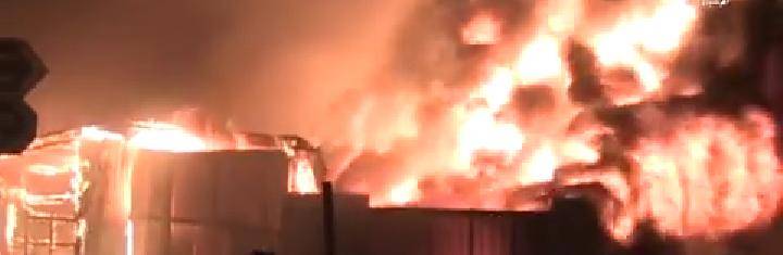 الدفاع المدني يخمد حريق مستودع في  اربد