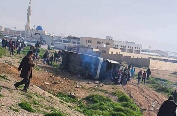 وفاة واصابات اثر تدهور حافلة نقل طلاب على طريق أوتوستراد الزرقاء المفرق