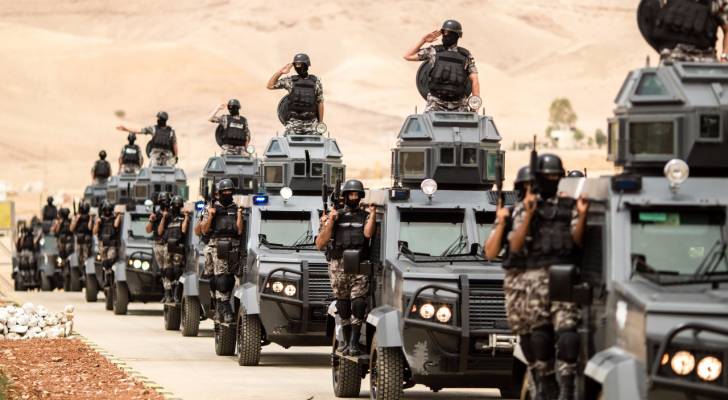 مواطن يذرف الدموع على الإذاعة بسبب قوات الدرك