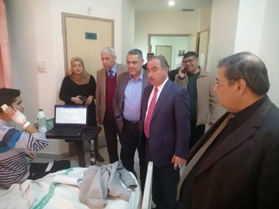المومني يزور مصابين حافلة  طلاب الجامعة الهاشمية .