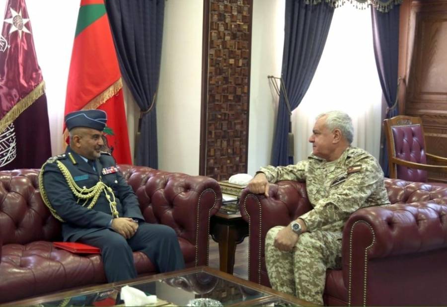 رئيس هيئة الأركان المشتركة يستقبل الملحق العسكري العُماني