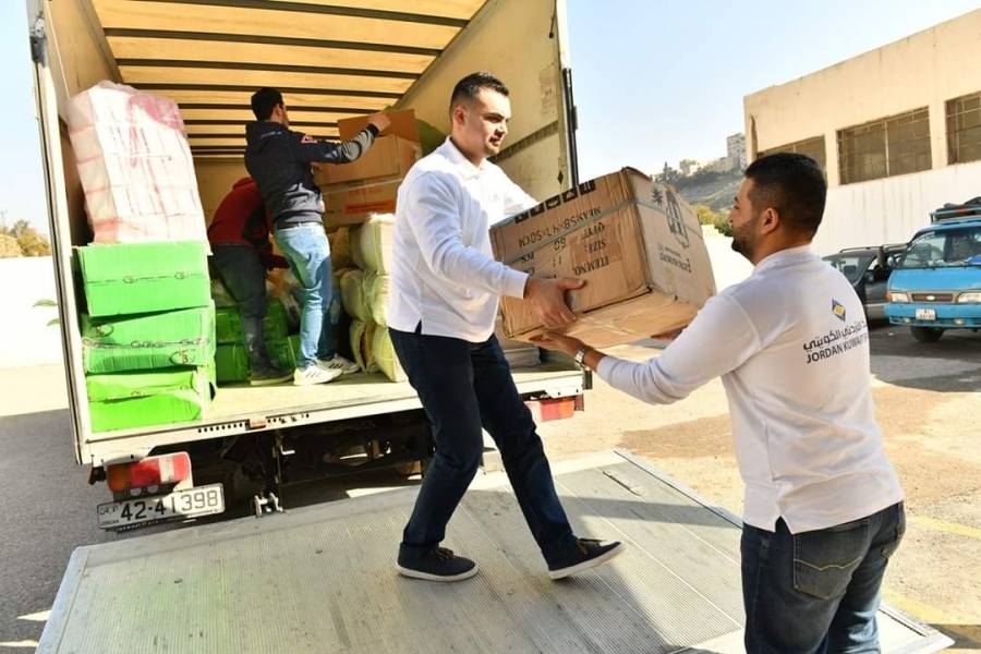 البنك الأردني  الكويتي يوزع الملابس والاحذية على طلبه مدارس ماركا.. صور