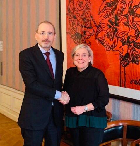 الصفدي يجري  محادثات مع المسؤولين الهولنديين