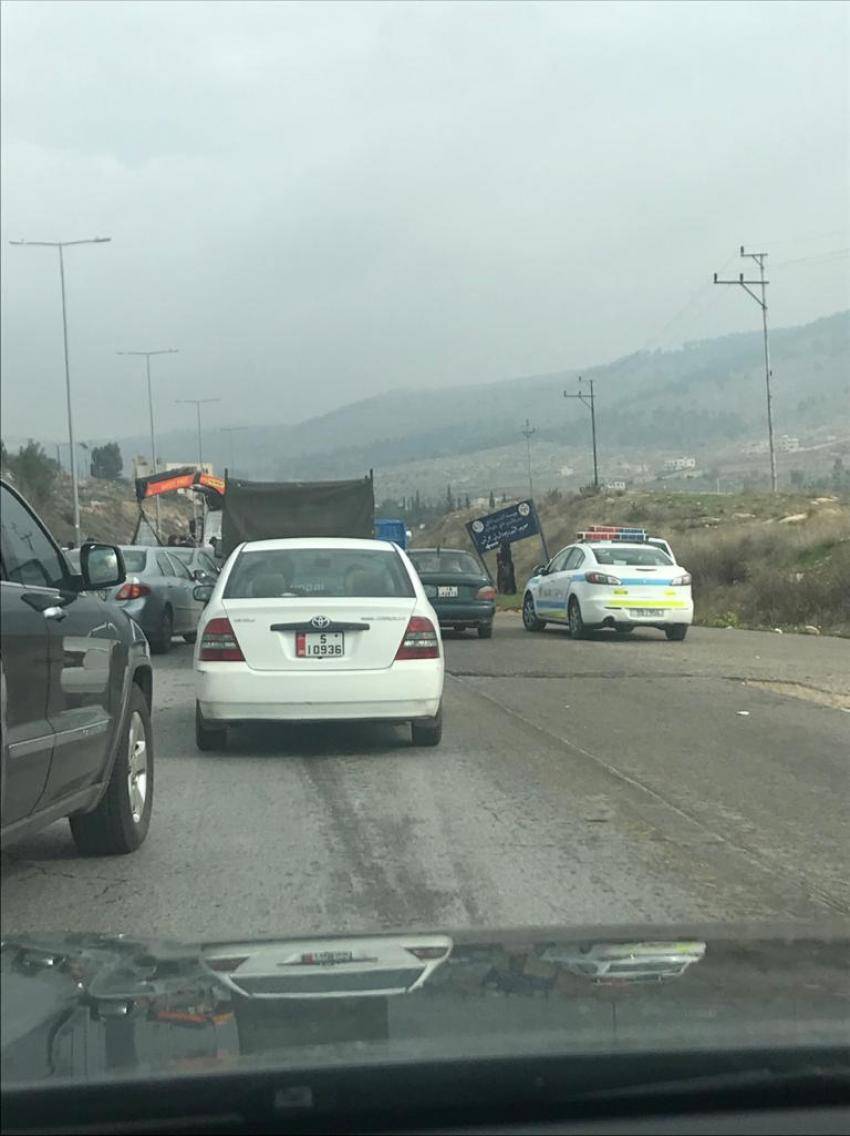 شاهد بالصور ... 4 اصابات بتصادم مركبتين على طريق عمان اربد