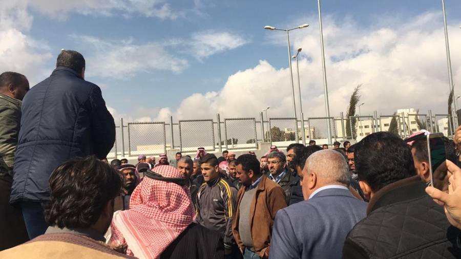 مزارعون يعتصمون أمام ساحة الصادرات احتجاجا على الجباية