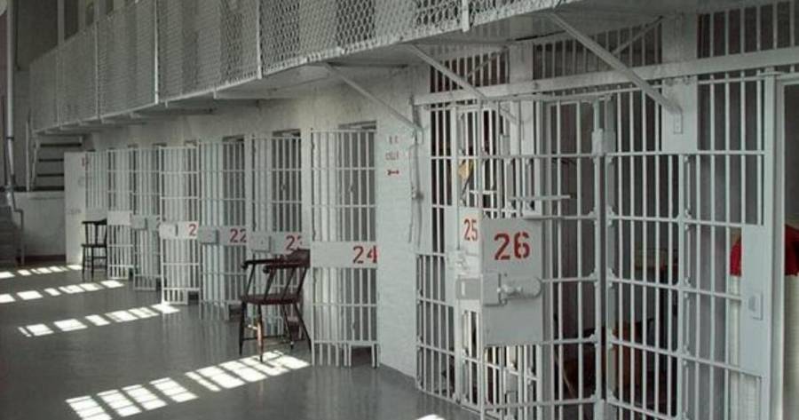 أب يقتل ابنته القاصر ويحرقها داخل المنزل... تفاصيل