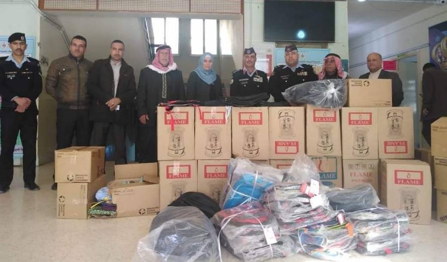 إدارة ترخيص السواقين والمركبات توزع مدافئ وحقائب مدرسية في عدد من مدارس الطفيلة.