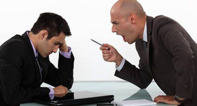 ناطق إعلامي في إحدى الوزارات يهاجم الصحفيين وينعتهم باصحاب الاقلام الصفراء